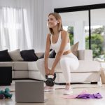 full-shot-mulher-se-exercitando-com-halteres (2)