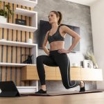 full-shot-mulher-treinando-com-tablet